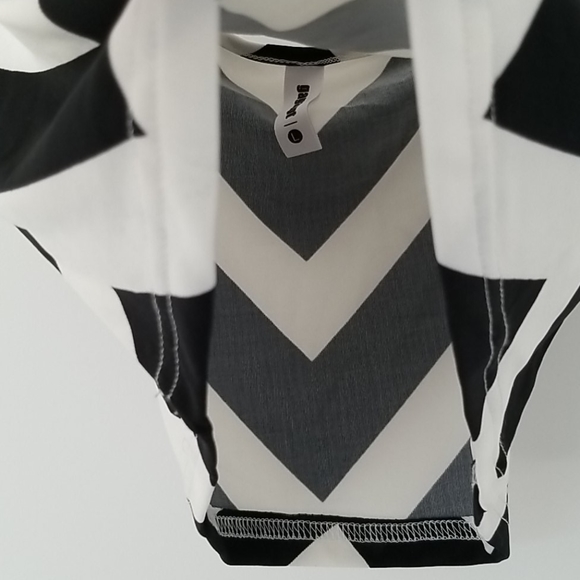 Cropped Black & White Chevron Tank Top - Picture 4 of 4